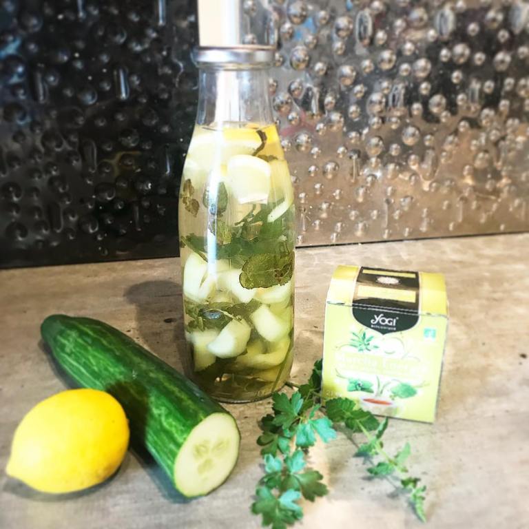 ** Eau Detox ** . Lors d’un jeûne intermittent (ou non) et pour une bonne detox, il est important de bien s’hydrater (d’ailleurs c’est important tous les jours... toute l’année!). . Une eau Detox aux vertus super hydratante et purifiante : ▪️1L d’eau ▪️1/2 concombre ▪️une dizaine de feuilles de menthe ▪️3 brins de Persil ▪️le jus d’un demi Citron ▪️2 sachets de @yogitea Matcha Énergie (thé vert, Matcha, menthe poivrée) 🔸Faire chauffer 1L d’eau et laisser infuser les sachets de Thé pendant 5 minutes. Laisser refroidir, et verser dans une bouteille en verre. Ajouter 1/2 concombre épluché, épépiné et coupé en morceaux, le jus d’un demi citron, la menthe et le persil. Mettre au frais pendant une nuit et boire tout au long de la journée. . . . . . . . #veggie #veggielife #vegetarian #vegetarianfood #vegetarianlife #veggiefood #reequilibragealimentaire #instaveggie #lactosefree #sanslactose #sanslait #healthy #heathlyfood #cuisine #food #diner #bienmanger #nogluten #glutenfree #instafood #sansgluten #sansmatieregrasse #jeuneintermittent #tea #yummy #diet #detox #yum #eaudetox #soleillassiettesaine